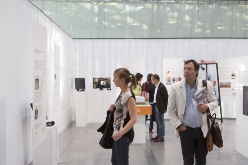 personne visitant exposition designmap 2014
