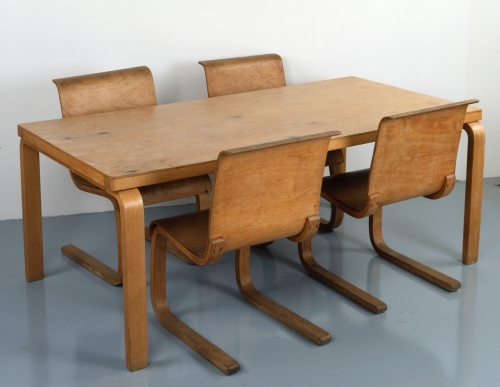 Ensemble table et chaises d’Alvar Aalto (© Adagp, Paris)