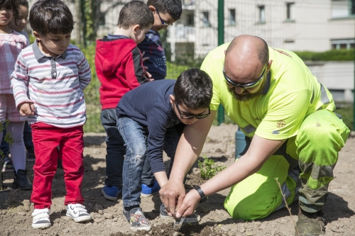 Plantations par des enfants avec les jardiniers de la ville ©Pierre Grasset