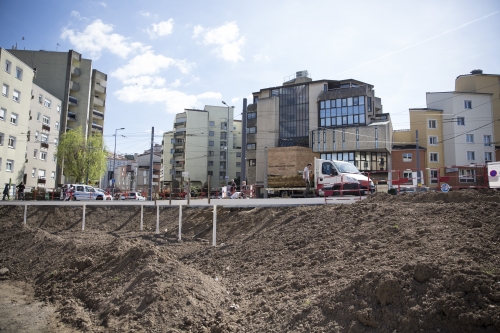 Plantations par des enfants avec les jardiniers de la ville ©Pierre Grasset