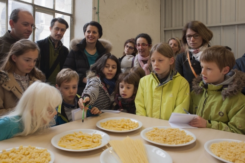 visite guidée en famille durant la biennale design 2015