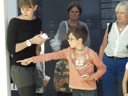 un enfant montre l'objet dans l'expo décrit dans la fiche devinette
